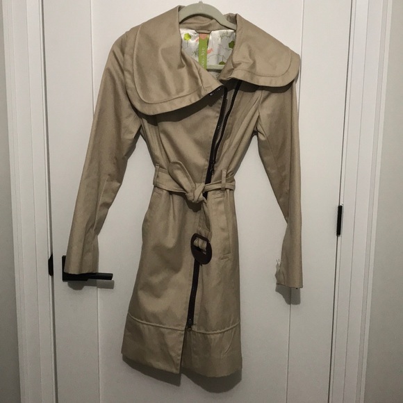 Pretty trench coat - Picture 1 of 8